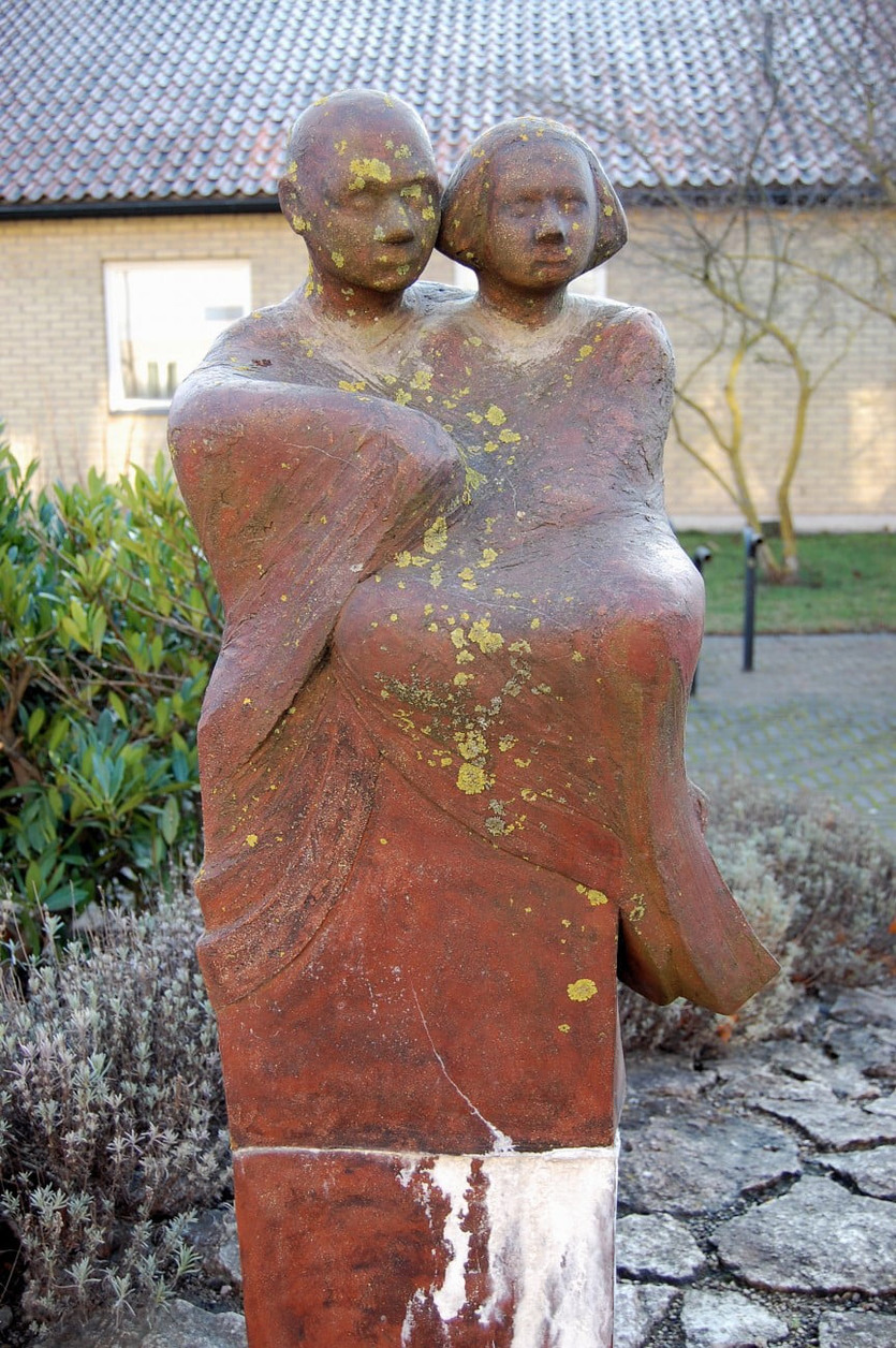 Närbild på skulpturen med en kropp och två huvuden